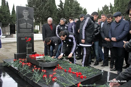 ​Neftçi klubu Anatoli Bonişevskinin məzarını ziyarət edib