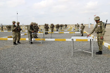 Defense Minister watches combat training classes
