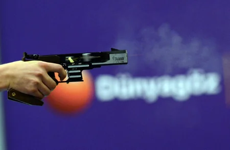 Bakıda məğlub tailandlı qızlar qalib ukraynalıların bayrağı rəngində bant taxıblar