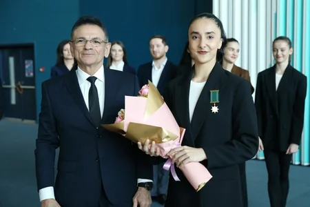 Mədət Quliyev gimnastları təltif edib