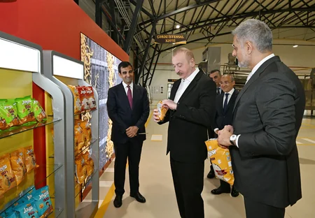 İlham Əliyev Bakıda müxtəlif növ və çeşiddə qəlyanaltı məhsullarının istehsalı zavodunun açılışında iştirak edib