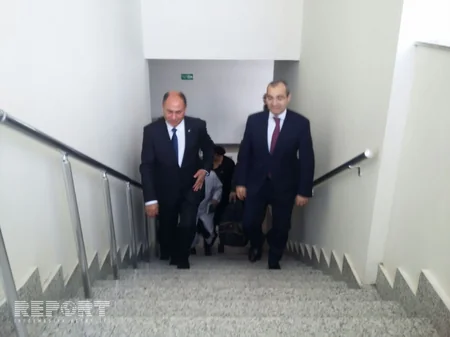 Təhsil naziri Bərdədə ermənilərin yaraladığı məktəbliyə baş çəkib - FOTO