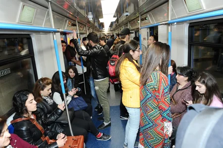 Prezident İlham Əliyev paytaxta gətirilən yeni metro qatarlarında yaradılan şəraitlə tanış olub - YENİLƏNİB