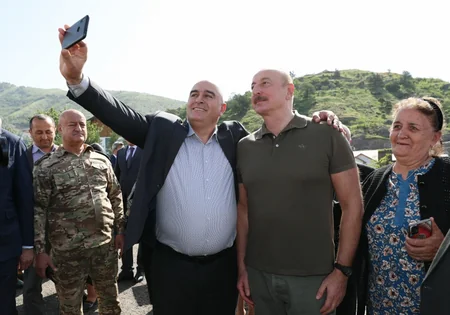 Dövlət başçısı Laçın şəhərinə qayıdan əhali ilə görüşüb, evlərin açarlarını onlara təqdim edib