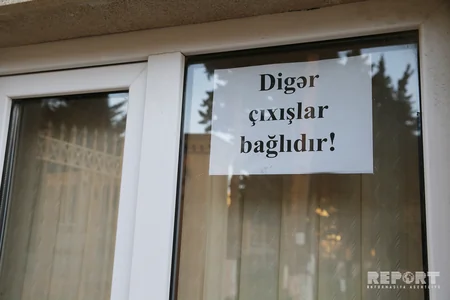 Bakıda orta məktəbin qapılarının bağlanması valideyn və şagirdləri narazı salıb - VİDEO