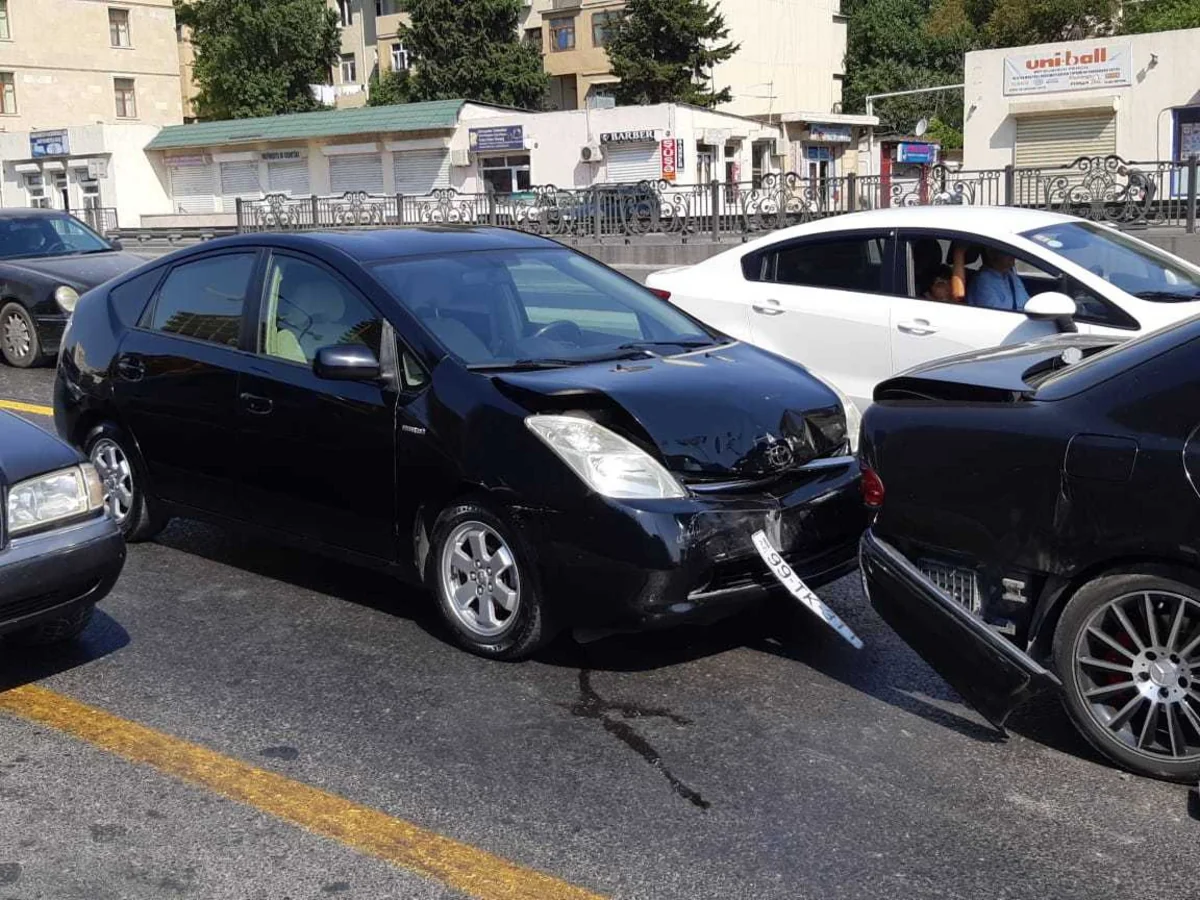В Баку пешеход-нарушитель спровоцировал столкновение 4-х автомобилей