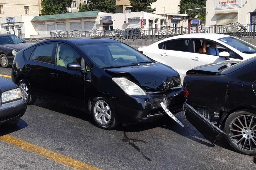 В Баку пешеход-нарушитель спровоцировал столкновение 4-х автомобилей