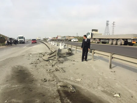 Hacıqabulda yol qəzası baş verib, yol təsərrüfatına ziyan dəyib