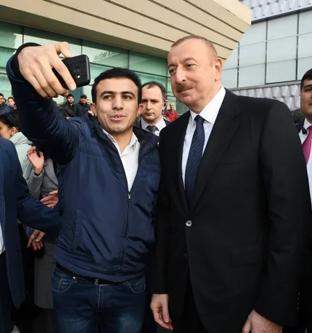 Prezident sakinlərlə söhbət edib, onlarla selfi çəkdirib - FOTOLAR