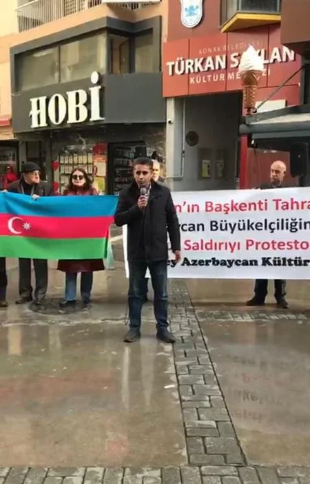 İzmirdə Azərbaycanın İrandakı səfirliyinə edilən hücuma etiraz olaraq aksiya keçirilib