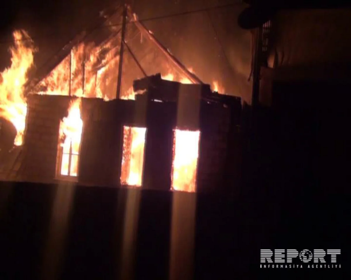 ​В Нефтчале загорелся частный дом, 1 человек получил тяжелые ожоги