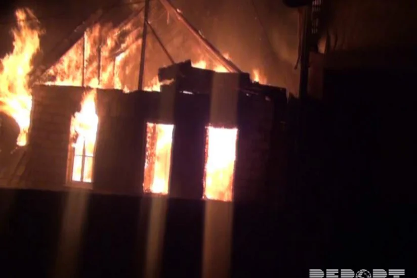 ​В Нефтчале загорелся частный дом, 1 человек получил тяжелые ожоги