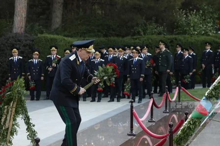 Kamran Əliyev prokurorluq işçilərinin peşə bayramı münasibətilə Fəxri xiyabanı ziyarət edib