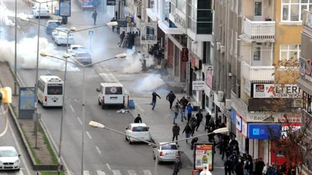 Türkiyədə polislə nümayişçilər arasında toqquşma baş verib: ölən və yaralananlar var - VİDEO
