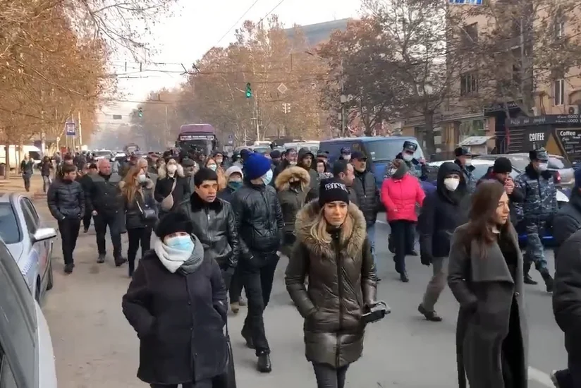 Лидер оппозиции призвал соорудить баррикады у парламента Армении