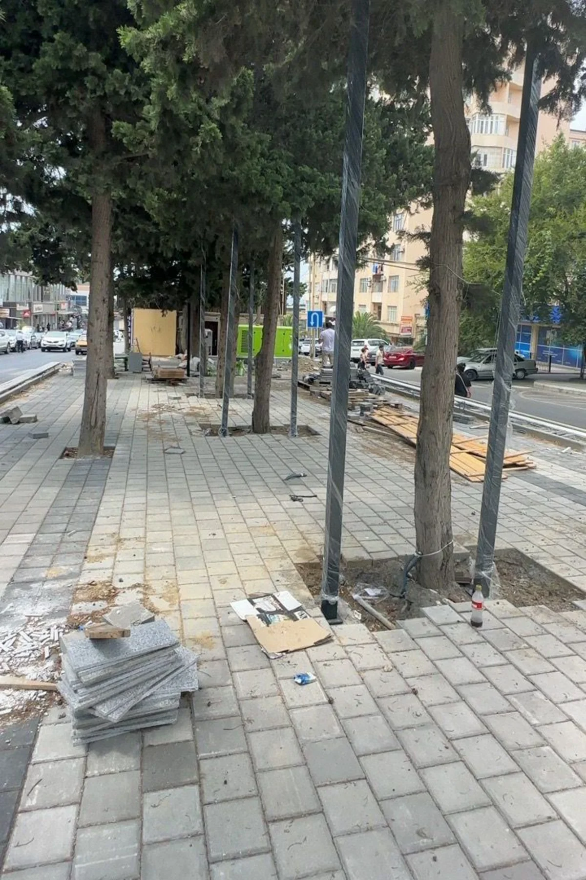 Bakıda qanunsuz quraşdırılan metal konstruksiyalar sökülüb