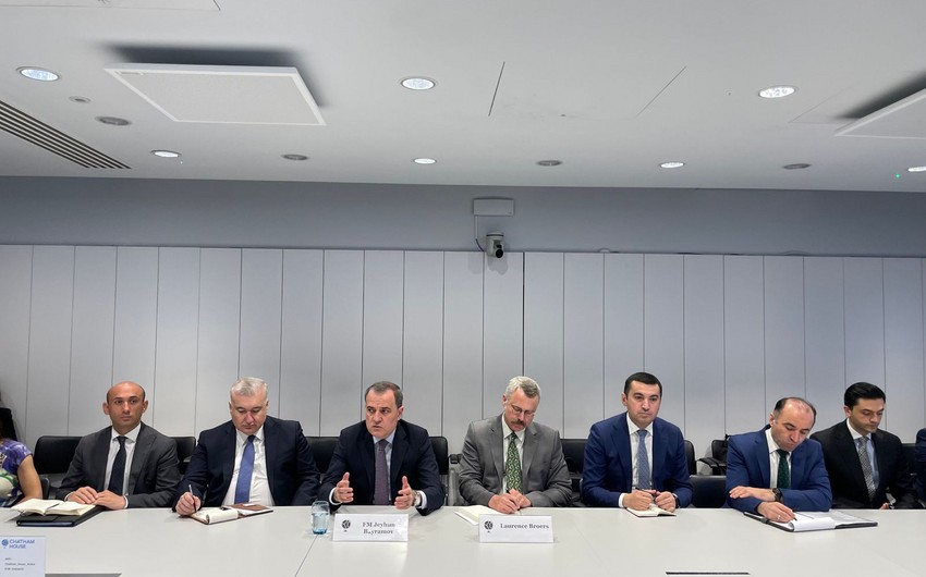 Ceyhun Bayramov Londonda Ermənistanın sülh prosesinə xələl gətirən təxribatlarından danışıb