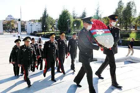 Azərbaycan Ordusunun Baş Qərargah rəisi Ankarada Heydər Əliyev Parkını ziyarət edib