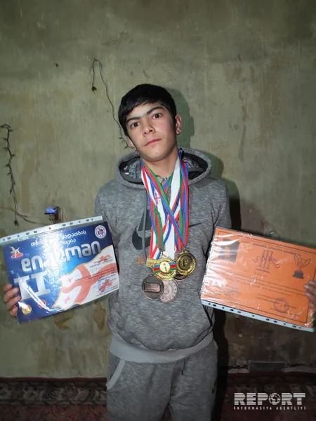 Gürcüstanda yaşayan azərbaycanlı ailənin çətin günləri: darısqal kirayə mənzil, məktəbə getməyən uşaqlar - REPORTAJ