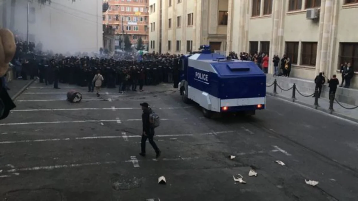 СМИ: В Тбилиси отправлены под арест 10 участников акций протеста