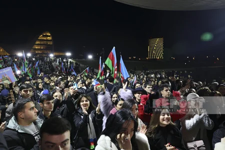 Bakıda Heydər Əliyev Mərkəzinin qarşısında xalq seçkinin ilkin nəticələrini izdihamla qeyd edir