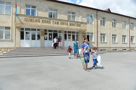 Regionlarda məktəblilərə çanta və dərs ləvazimatı hədiyyə edilib