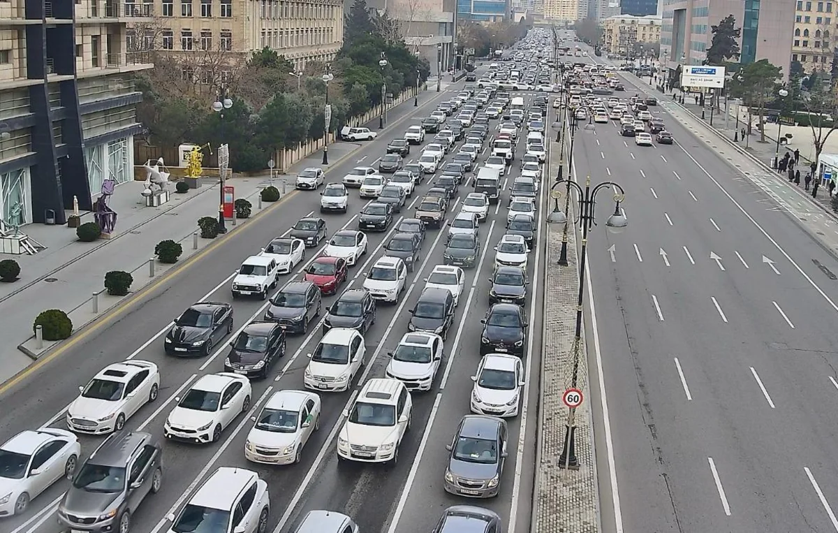 Bakının bir sıra yollarında tıxac yaranıb