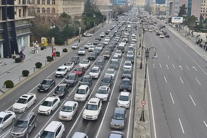 Bakının bir sıra yollarında tıxac yaranıb