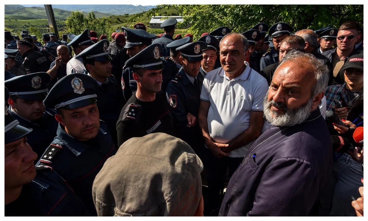 Спецсилы полиции Армении побили архиепископа Баграта, задержали 29 протестующих