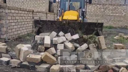 Gəncədə bir neçə qanunsuz tikilinin qarşısı alınaraq sökülüb