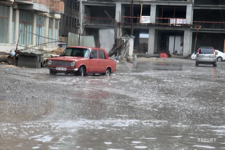 Bakının yağış mənzərəsi: avtomobil və piyada yolları su altında qalıb - FOTOREPORTAJ