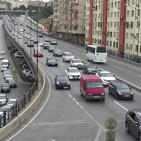 Bakının bir sıra yollarında tıxac yaranıb - SİYAHI