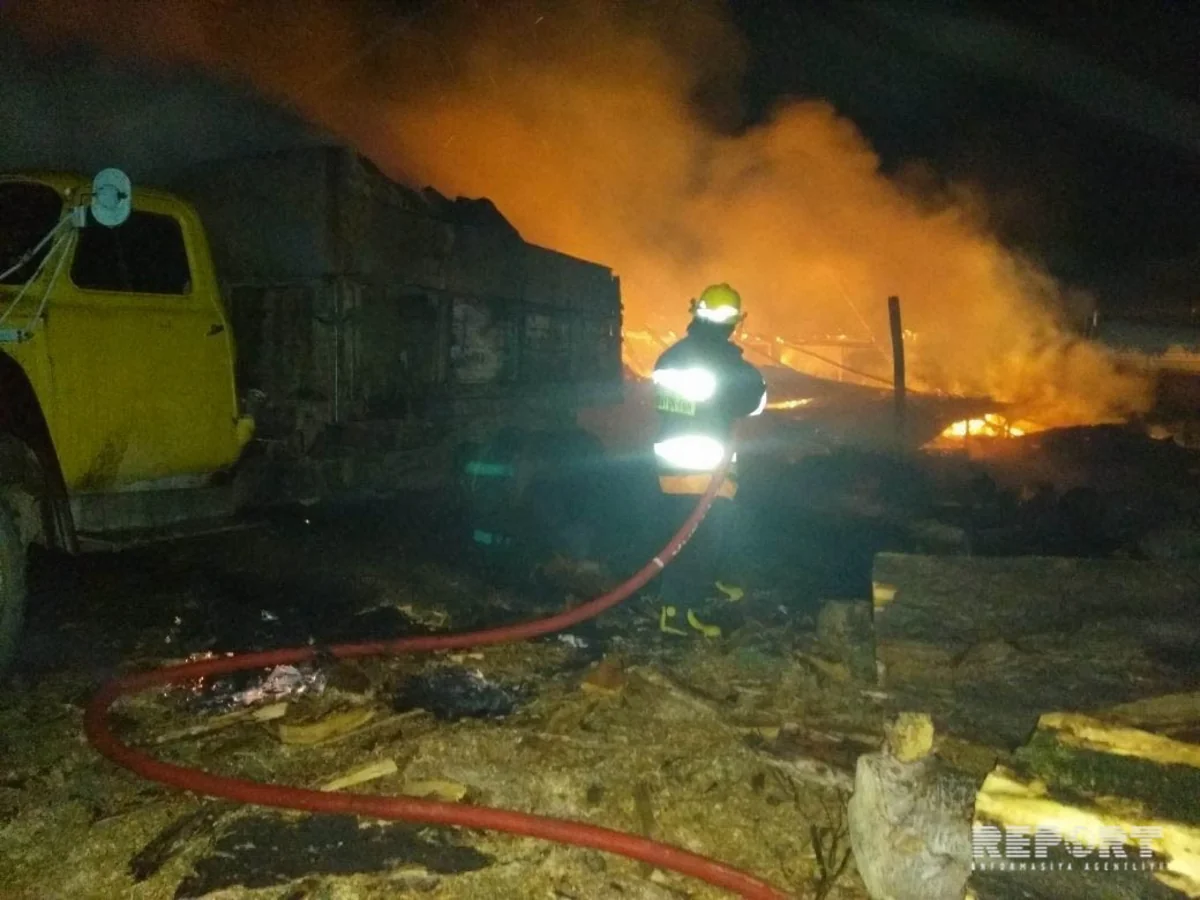 Qubada iki qonşunun bitişik tövlələrindəki yanğın söndürülüb - YENİLƏNİB - VİDEO