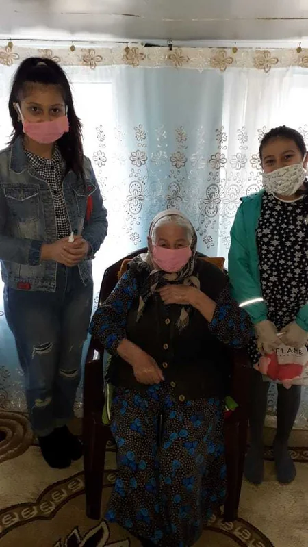 Kənd müəllimləri evdə maska tikərək pulsuz paylayır