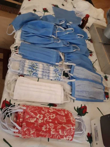 Kənd müəllimləri evdə maska tikərək pulsuz paylayır
