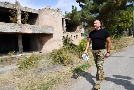 Prezident İlham Əliyev Laçın şəhərində Azərbaycan Bayrağını ucaldıb