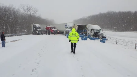 ABŞ-da qarlı yolda 47 maşın toqquşub - VİDEO