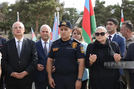 Azərbaycan xalqı antiterror şəhidlərinin məzarlarını ziyarət edir