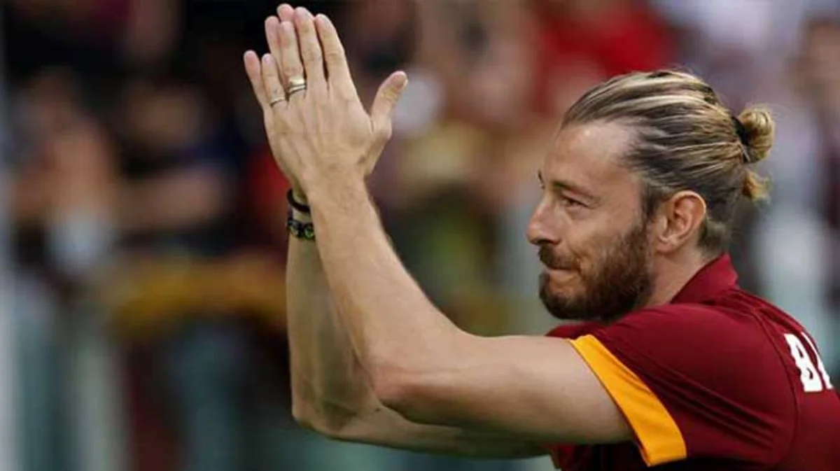 ​Romanın futbolçusu karyerasını başa vurub