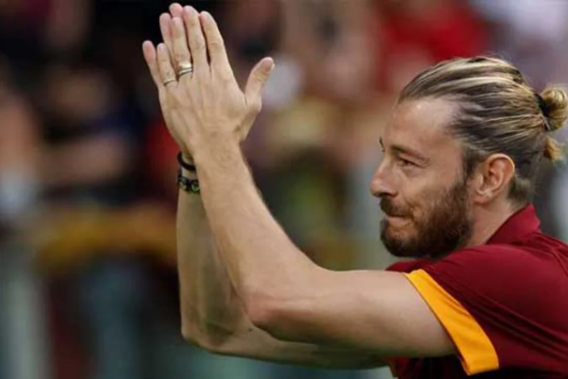 ​Romanın futbolçusu karyerasını başa vurub