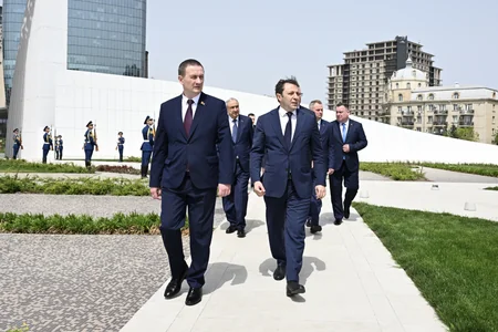 Belarusun Baş naziri Zəfər parkını ziyarət edib