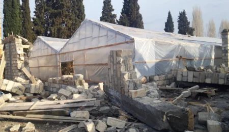 Bərdədə qanunsuz tikili sökülüb