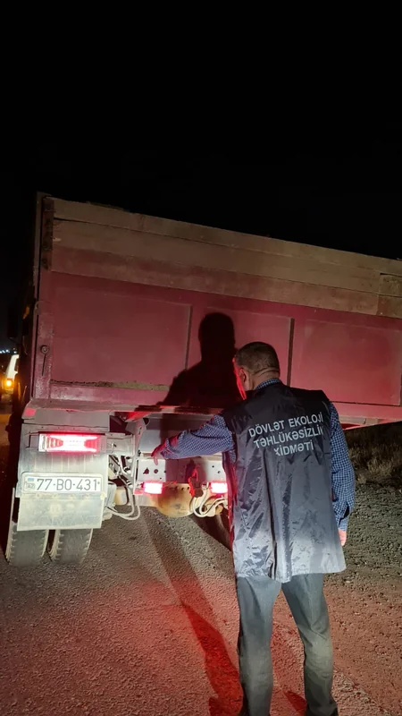Bakıda gecə qanunsuz torpaq, qum və qarışıq süxur daşıyan avtomobillər müəyyən olunub
