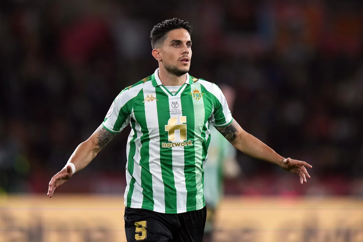 Betis müdafiəçisi ilə müqaviləni yeniləyib