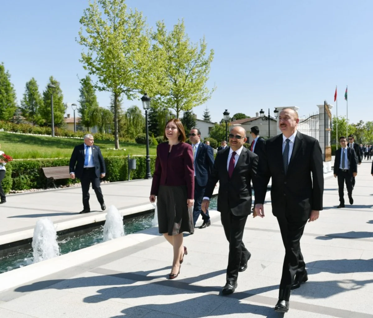 Prezident İlham Əliyev Ankarada Heydər Əliyevin abidəsini ziyarət edib