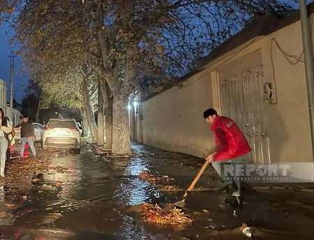 Gəncədə avtomobil yollarını su basıb, nəqliyyatın hərəkəti çətinləşib