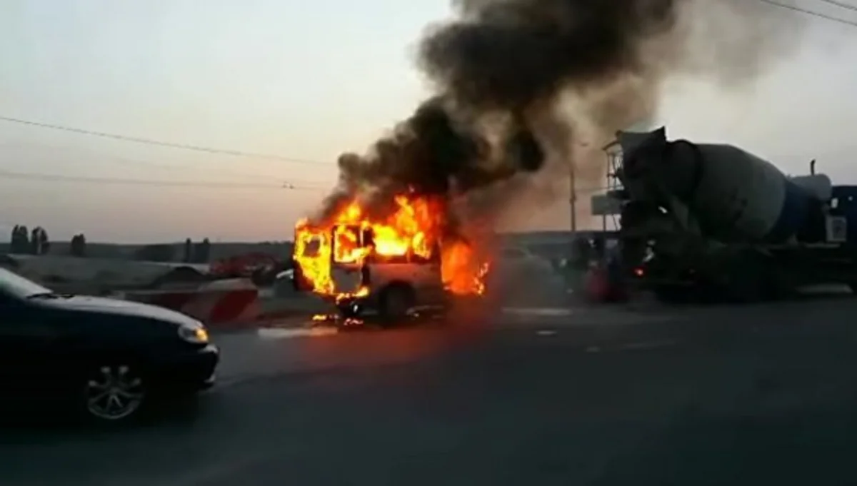 Lənkəranda mikroavtobus yanıb