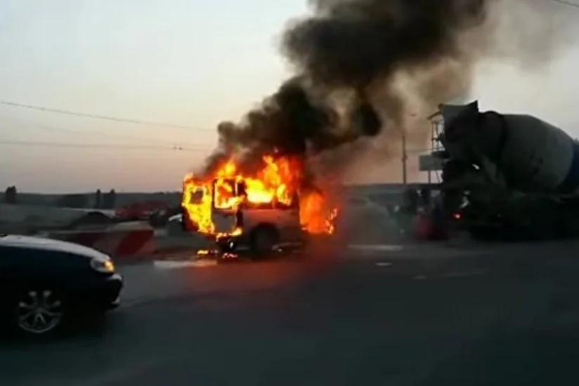 Lənkəranda mikroavtobus yanıb