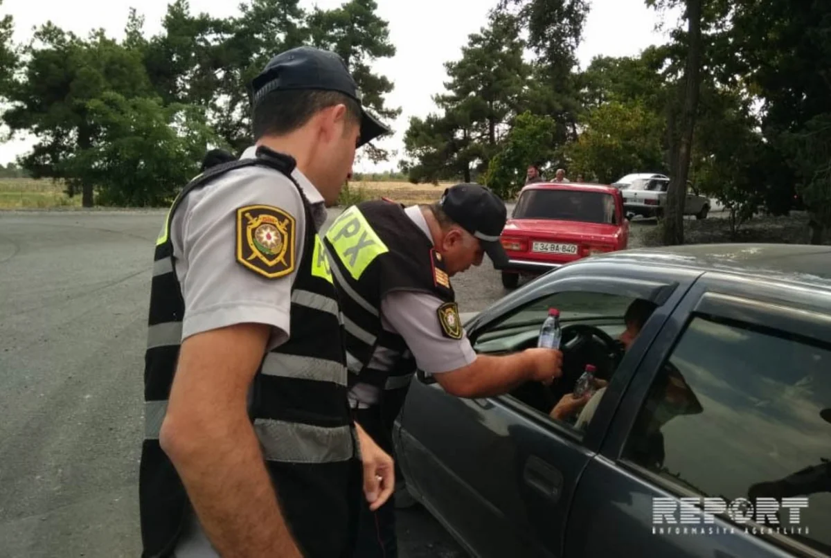 Qaxda yol polisi sürücülərə və sərnişinlərə sərin su paylayıb - FOTO