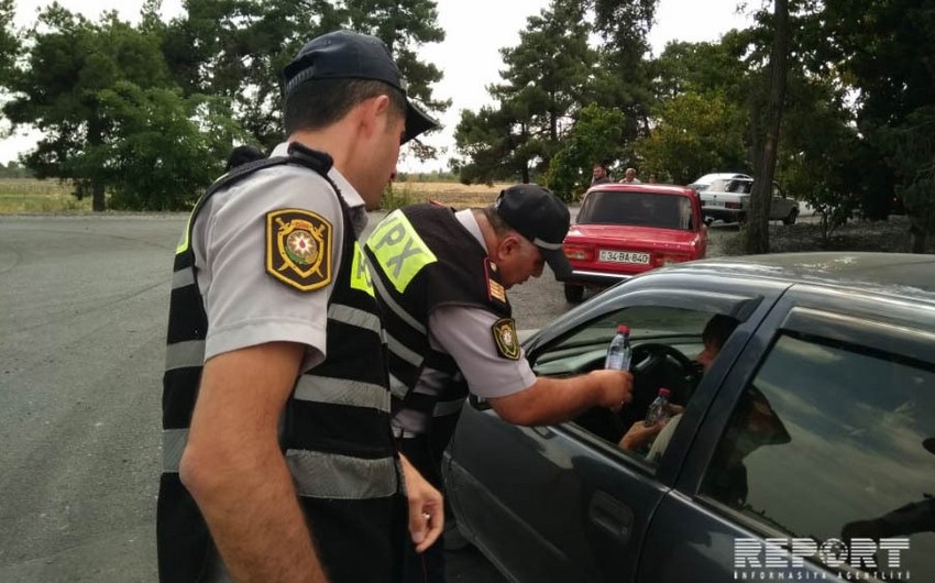 Qaxda yol polisi sürücülərə və sərnişinlərə sərin su paylayıb - FOTO